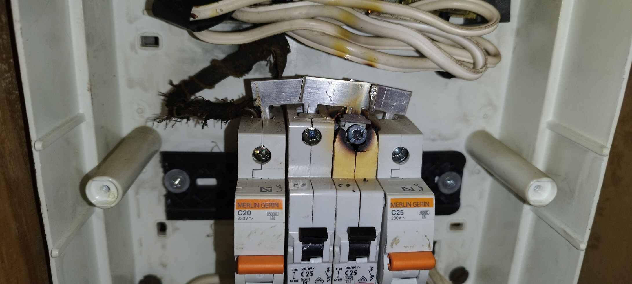 Прегорял автоматичен предпазител в ел табло след претоварване на веригата